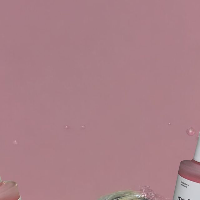 핸쟝 on Instagram: "#광고 성분 맛집인 메디큐브에서 새로운 제품인 🩵PDRN 핑크 흔적앰플💦이 출시되어 사용해 보았어요 •• 🩷

같은 자리에 반복되는 잡티, 흔적을 장벽케어와 동시에 케어하여 맑고 깨끗한 피부가 완성 된다는 점...!

또 핑크 흔적 앰플에는 연어에서 추출한 PDRN 성분이 1% 최다 함유하고 있대요! 🤑고가의 에스테틱🤑 성분을 아낌없이💦 넣어서 역시 믿고 쓰는 메디큐브... 🫧🎀 

고농축의 수분감과 동시에 빠은 흡수력이 미춰버룟... 끈적한 여름에도 부담 없이 사용 가능하여 진짜 요즘 #핑크수분흔적앰플 에 빠져 사는 듯 🫠🌊

속광부터 밝게 차오르는 핑크 토닝 효과! 🎀🩰🩷🫶🏻🫧 한 번 맛보면 신세계다 증말 ••🥺 

홈케어로 에스테틱 효과 누리고 싶따?! 무조건 추천 드리고 싶은 템..!!!

#메디큐브PDRN #메디큐브PDRN핑크흔적앰플 #핑크흔적앰플 #PDRN #잡티세럼 #잡티앰플 #흔적앰플 #속광"