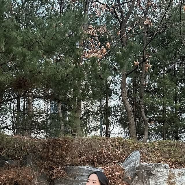 수민 on Instagram: "허리부터 밑단까지 자연스럽게 떨어지는 와이드한 핏의 데님 팬츠인 스탠다드에러 바지! 터치감이 부드럽고 견고한 내구성의 원단으로 편안한 착용이 가능합니다. (남녀공