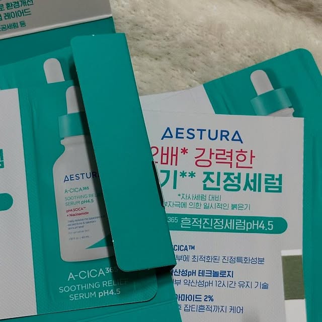 백주현 on Instagram: "#광고 💙에이시카365 흔적진정세럼 PH4.5💙
7일체험 샘플링 KIT
 ⠀
아모레퍼시픽 “에스트라 365 흔적 진정세럼”이 리뉴얼됐어요!
기존의 에스트라 세럼도 잘 사용했었는데요
이번에 리뉴얼된 7일체험 샘플링 KIT를 받아 체험해보았습니다!
 ⠀
저는 오랜 위염때문에 열감도 많이 올라오고 
붉은기가 많은 예민한 피부입니다
 (특히 여름은 더욱더 힘들어요 흑흑 🥲ㅜㅜ)
그런데 붉은기는 일반 피부보다 피부pH가 높아져서 발생한다고 해요!
🚨pH보호막 무너짐> 장벽손상> 외부침투> 붉은기🚨
이러한 이유로 “붉은기!”가 발생한다고 합니다
 ⠀
< #pH4.5약산성시카세럼 효능 >
✅민감붉은기에 최적화된 더마진정 솔루션 pH4.5CICA!
✅Zinc민감피부진정 + 4X CICA피부장벽개선 + PHA약산성환경개선
✅3D 그물망 구조 pH4.5CICA를 가둬 12시간동안 피부 약산성유지!
 ⠀
저는 정말 거짓말처럼 저녁에 사용하고 
자고일어났더니 열감이 내려갔어요!!
 ⠀
 <올리브영 더마 카테고리 1위 브랜드 에스트라>
‘에스트라 에이시카365 흔적진정세럼 PH4.5‘
40ml+20ml 기획 (+에이시카 크림 1ml) 
 ⠀
🍀4월 올리브영 프로모션🍀 
 ➡25%할인 
진행중이니 확인해보세요!
🍀구매 URL : https://m.oliveyoung.co.kr/m/goods/getGoodsDetail.do?goodsNo=A000000222839
 ⠀
#pH4.5약산성시카세럼 #에이시카약산성세럼 #에스트라약산성세럼 #약산성시카세럼 #약산성붉은기진정세럼 #에이시카붉은기세럼 #올
영진정세럼추천 #올리브영진정세럼 #에이시카흔적진정세럼 #에이시카세럼 #흔적진정세럼 #에이시카 #흔적세럼 #진정세럼 #에스트라 #
민감피부 #진정 #흔적 #붉은기 #잡티"