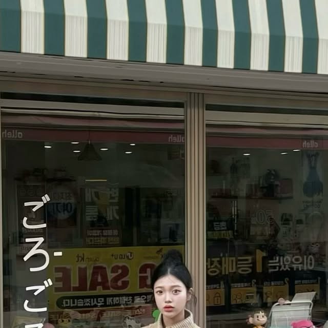 별하나 ✨ on Instagram: "저거 단풍인가 .. 모르겠는데 선물이라고 주워줌 .. .. !
..🍁
..🍁

#협찬 #standarderror 

👖_ 87-STAN047 벌룬핏 워싱 와이드 데님팬츠 빈티지 블랙

ㄴ 미니멀한 디자인과 내추럴한 벌룬핏 실루엣이 특징
ㄴ 터치감이 부드럽고 견고한 내구성의 원단으로 편안한 착용감
ㄴ 캣워싱 작업으로 빈티지하고 트렌디한 컬러감의 워싱
ㄴ YKK사의 고급 지퍼를 사용해 튼튼하고 부드러운 슬라이딩"