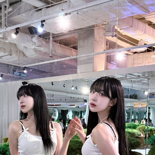 채운 on Instagram: "#제품제공 @aircream_official 좀 여자 ,, 같나,,,,? (о´∀`о) 디테일 너무 예쁜 원피쮸 입고 오랜만에 전시회 뿌시기🫨 - #에어크림 #레이스 #롱원피스 #화이트 #불규칙 #나시원피
