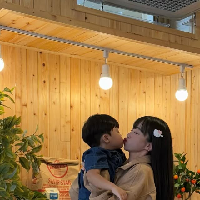 🕌 주주남매맘 헤디니 월드 🕌 on Instagram: "진짜 애교쟁이 울아들 ㅇㅅㅇ 🤎
둘찌 생각 없었는데 안낳았음 어쩔뻔,, 너모 예뻐죽겠어
매일 엄마가 젤 예쁘다고 결혼 엄마랑 할거라는 4살 아들.
곧 그런말 안할때가 오겠지만.. ㅠㅠ 광광..
아침 6시반이면 배고파요 밥주세요 하는 밥뚱땡이 울아들 ㅋㅋ
엄마가 눈 안떠져도 밥은 잘 줄게 😍

아 내가 입은 요 자켓은
카라넥으로 클래식한 무드에 소매 스냅으로 다양한 스타일링 가능하구 뒷면 핀턱 주름 디테일과 안쪽 내부 포켓으로 높은 수납력, 소프트한 터치감까지,, 내가 됴아하는 스웨이드 자켓 업그레이드 버전같아 🧥🤎

#광고#아이러니포르노#아이러니포르노화이트라인#남녀공용자켓#레더자켓#스웨이드자켓#자켓#아우터추천#봄아우터#자켓추천#아우터 #협찬 #새댁 #새댁일상 #새댁스타그램 #새댁라이프 #새댁일기 #육아맘 #육아맘일상 #육아맘그램 #남매맘 #남매맘일상 #애둘맘 #애둘맘일상 #엄마일상 #전신샷 #젊줌마 #내지분 #젊은엄마 #아들이랑"