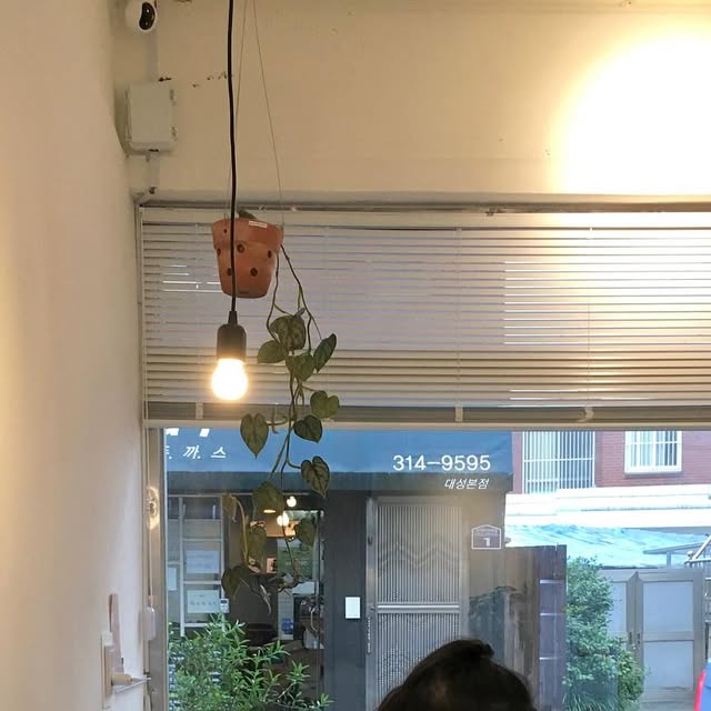 주 영 ( 28 ) on Instagram: "#광고

요즘 같은 여름 온도 차가 큰 실내에서는 가디건 필수지요 🩵

베이직한 케이블 디자인의 니트 가디건이라
어디에다 매치해도 예쁘고 다양한 스타일링 가능 !

가벼운 원단인데 몸에 닿을 때 부드러워서 더 좋아요 ㅎㅎ ☁️

#비바브라운 #vivabrown #상의 #top #Bolero #summer #knitwear #크롭가디건 #上衣#カーディガン #ニット#ビバブラウン #여름가디건 #니트가디건 #슬림핏 #여자가디건 #크롭가디건"