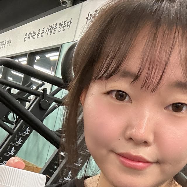 지은🌸 | 국내여행 • 핫플 • 카페 on Instagram: "#광고

🏷️ 하루올린 - 하루애바

식전 하루 한 알 필수템 하루애바!
식습관이 불러오는 당스파이크를 위한 하루애바 소개해드릴게요~
하루애바에는 영국산 프리미엄 유기농 애사비가 420mg가 들어있고, 유기산, 코로솔산, 식이섬유까지 가득 들어있어요!
알약 형식으로 되어 있어서 애사비 특유의 역하고 시큼한 맛이 없어요!
딱 하루 한 알로 당스파이크 관리해보세요~

#애사비#애플사이다비니거#다이어트#혈당관리#코로솔산#바나바잎추출물"