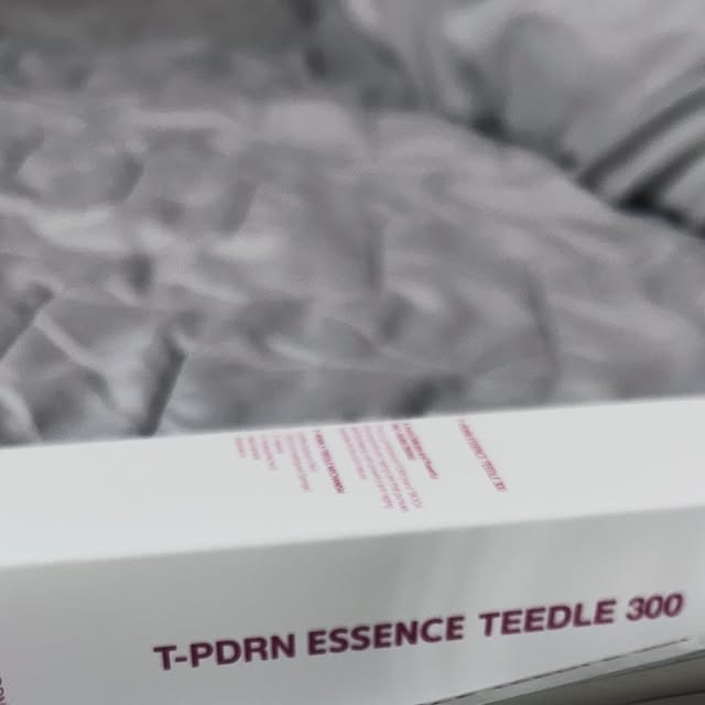 율 on Instagram: "#제품제공 

@biooa_official 바이오아 T-PDRN 에센스 티들 300 50ml

✨자면서도 탄탄하게! 피부에 집중 영양 채우는 법✨

하루가 끝나고 지친 피부, 여러분은 어떻게 관리하시나요?
저는 T-PDRN 에센스 티들 300으로 관리합니다!! 

바이오아 티들 300 나이트 집중케어 에센스는 BIOOA만의 DNA 추출물과 저분자 단백질을 담아, 밤사이 피부에 깊은 영양과 탄력을 채워주는데요! 

끈적임 없이 부드럽게 흡수되는 고보습 에센스가 피부 톤과 결은 물론, 모공과 주름까지 세심하게 케어해줍니다,,💗

고순도 T-PDRN 성분이 더해져 단 한 번의 사용만으로도 모공 면적과 부피, 밀도를 눈에 띄게 개선!

8중 히알루론산과 8가지 비타민, 성장인자 펩타이드가 함께 작용해 피부 깊은 곳부터 수분과 탄력을 채워줍니다💦✨

화학적 첨가물은 NO! (중금속, 미세플라스틱 FREE)
민감한 피부도 안심하고 사용 가능 🙆‍♀️

꾸준히 사용한다면 거칠어진 피부 톤과 결, 늘어진 모공, 약해진 탄력에 ‘#T나게‘ 변화를 느끼게 될 수 있습니다!! 

6월 26일 목요일 23시 50분 롯데 홈쇼핑 예정!! 
나이트 집중케어로 피부에 휴식을 선물하세요💝

#바이오아 #티들샷 #바이오아티들샷 #모공쓱싹에센스 #BIOOA #TEEDLE #TPDRN #티들 #T나게 #스킨케어 #스킨케어추천 #기초화장품 #기초화장품추천 #코덕 #코스메틱"