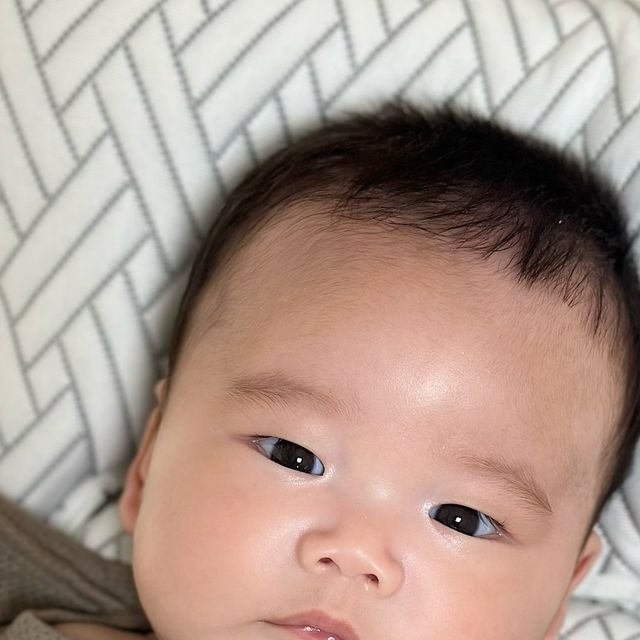 👼🏻로한._.로운의 애개육아일기👼🏻 on Instagram: "#광고 낮잠을 깊게 못자는 로로들을 위해 아이누오에서 모로방사 방지 속싸개 스와들을 보내주셨다👼🏻👼🏻🩵 아이들의 안정감을