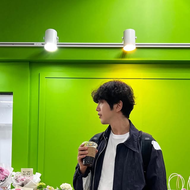 아리까리그란데 on Instagram: "#광고
와이드한 핏감이 매력적인 버뮤다 데님 팬츠.
col.87-STAN174 헤비 워싱 버뮤다 데님팬츠 빈티지 블랙
부드러운 터치감과 견고한 원단으로 데일리 착용에 딱!
매트한 니켈 리벳과 빈티지한 컬러감으로 무드까지 완성.
YKK 지퍼 디테일까지 섬세하게 챙긴, 스타일링 끝판왕.

키 182cm
몸무게 75kg
L사이즈  착용

#STANDARDERROR #Denim #DenimPants #Pants#반바지#바지#바지추천#데님#데님팬츠#와이드팬츠#워싱팬츠#남여공용팬츠#데일리룩#버뮤다#버뮤다팬츠"
