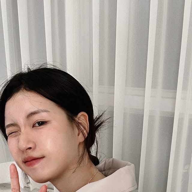 금다 on Instagram: "#광고

간절기에 레더자켓만한 꾸밈 아우터가 없다 정말 ṑṑṑ

✧ 2WAY 지퍼인게 제일 맘에듦
✧ 소매와 밑단 밴딩이 짱짱하게 핏 잡아주고
✧ 오버핏이라 남녀 누구나 편하게 입기좋움

검정색상은 더 휘뚤마뚤 입고 다니기 좋을듯😗

#스탠다드에러  #STANDARDERROR #남여공용자켓  #자켓 #데일리룩 #자켓추천#간절기아우터#스웨이드자켓 #jacket #outer  #가을데일리룩 #자켓추천  #간절기아우터 #레더자켓 #パンツ"
