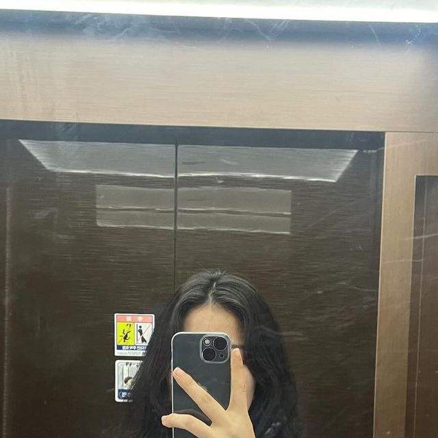 쿠잉의 운동기록🫧🤍 on Instagram: "#광고 

운동하는 사람들은 헬스장 바닥에 핸드폰을 두기도 하고, 
그립감을 중요시해서 생폰을 좋아하지만 
고장날까봐 케이스는 필수인 저같은 분들 주목!!

얇으면서도 핸드폰을 잘 보호해주고, 그립감도 좋은
❤️@urbanstitch_korea❤️

✔️어반스티치 아이폰 시리즈 네버다이에어 투명 케이스
사용해보니 너무 만족 !!👍🏻👍🏻😘

🩶(1)보호 기능 
- 내구성이 좋고 충격을 흡수하는 고품징 소재
-카툭튀(튀어나온 카메라) 아이폰의 카메라 렌즈를 보호하는 렌즈 범퍼 디테일까지!

🩶(2)그립감
-굉장히 얇고 생폰 느낌 그 자체!
-버튼도 잘 눌려요~
-슬림한 두께이지만, 액정보다 약간 높게 설계되어 액정 보호까지 안전하게!

🩶(3)미끄럼 방지
-투명케이스 중 미끄러운 케이스들이 많은데, 어반스티치 제품은 미끄럼 방지 디테일도 있어서
손에 촥 감겨요!

#아이폰투명케이스 #투명케이스#슬림핏#애플케이스#애플투명케이스#에어쿠션#젤리케이스#투명슬림핏#투명에어케이스#투명케이스#투명폰케이스#폰케이스#생폰케이스#생폰느낌#핸드폰케이스#아이폰케이스추천#아이폰추천케이스#아이폰카메라보호케이스#네버다이에어#케이스추천#투명케이스추천#케이스맛집#폰케이스맛집#아이폰케이스맛집#어반스티치"
