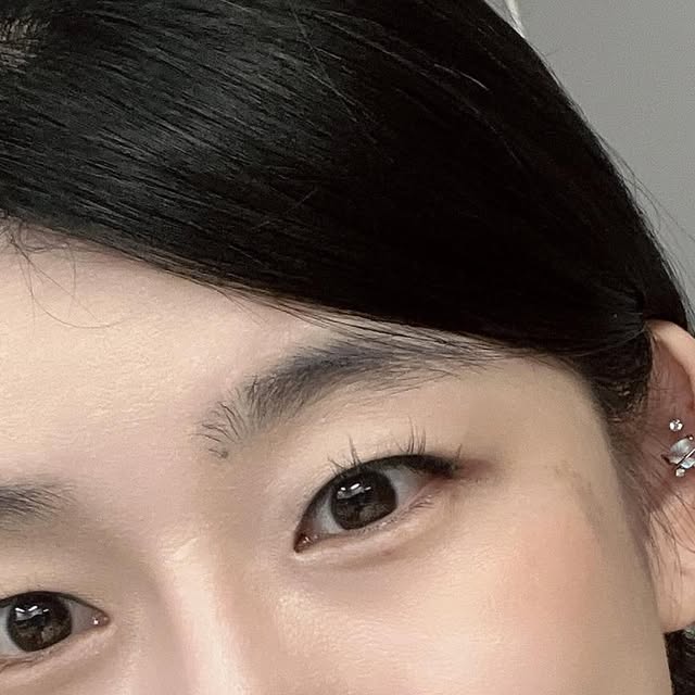 뚜리안💖 on Instagram: "#협찬 

나틴다 아트임뮤즈실루엣쉐딩으로 깔끔하게
음영 넣어주면서 코 또렷하게 만들어주기😊

자연스럽게 쉐딩을 할 수 있는 색조합이라서
화장 못하는 사람들도 자연스럽게 윤곽메이크업 가능해서
입문템으로도 아주 좋은 쉐딩이라 아주 마음에 들었다

쿨톤 웜톤 나뉘어져 있어서 더 자연스럽게
또렷한 이목구비 만들어줄 수 잇음❤️
.
.
.
.
#쉐딩 #쉐이딩 #윤곽 #웜톤 #쿨톤 #메이크업 #셀피 #나틴다 #아트인뮤즈실루엣쉐딩 #음영"