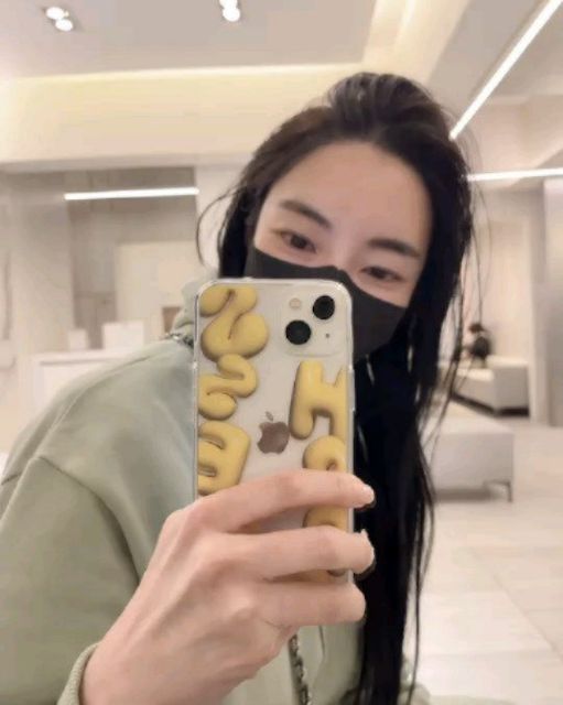 D. on Instagram: "#AD 
광고에 속지말자! 
제로네이트 다시 다 제거하고!
엄마한테 등짝스매싱 맞고 엄마 다니는 곳에서 라미네이트랑
크라운 다시 하는걸로. 
기다리면서 꼬질꼬질 셀카 거울맛집
어플빨 찌글찌글 못난이. 얼태기 마스크없인 못살아
.
.
.
.
.
.
.
아이폰 보다 화실좋은 z플립5

#라이크메이크#아이폰케이스#아이폰15 #likemake #아이폰케이스#감성아이폰케이스#아이폰케이스추천#아이폰케이스추천#인스타감성#인스타갬성"