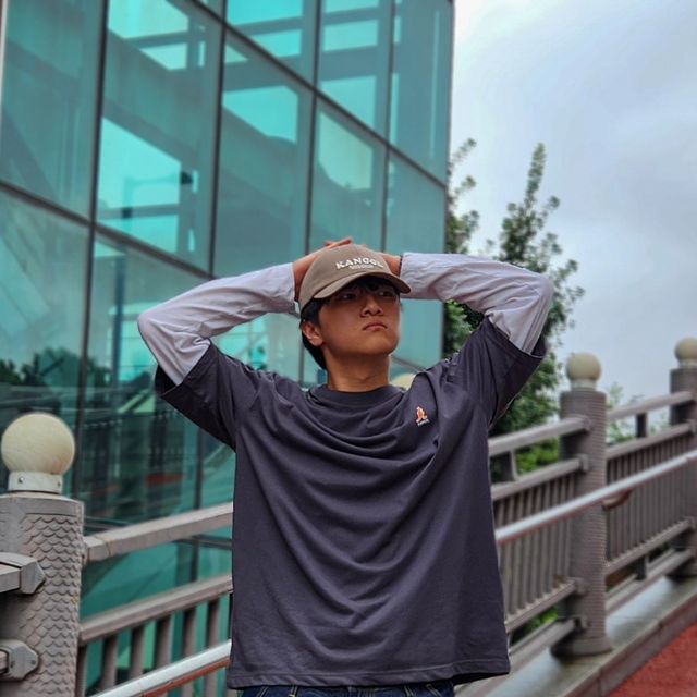 경景 | 캐트릿 • 데일리룩 on Instagram: "이거 입으면 점프 마스터🦘 @kangolkorea [클럽 하우스 베이스볼 4554 카키] [컬러드 프린트 심볼 티셔츠 2738 차콜] 178cm 73kg / XL size 앞면 귀여운 캥거루와