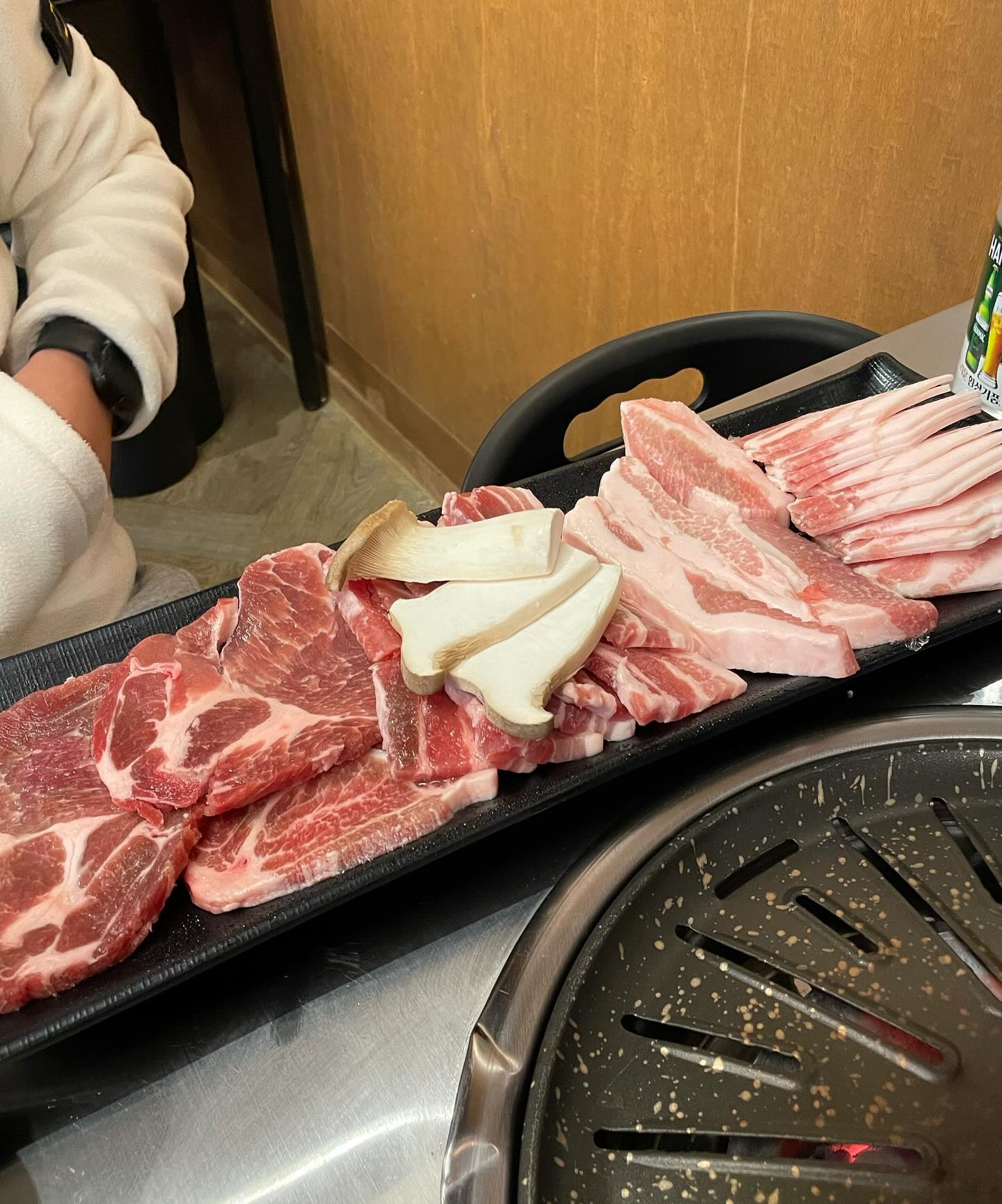 요즘같은 고물가시대에 목살, 삼겹, 대패, 항정 등 돼지한마리가 39,000원이구 소주 맥주가 2,000원🤩 오랜만에 외식하고 싶다는 지니 말에 찾아서 다녀왔는데 아주 맛있고 배부르게 잘 먹었다🐷🩵 

#목동역맛집 #목동가성비맛집 #마포고깃간목동역점 
#먹스타그램 #맛스타그램 #먹방 #먹부림 #음식기록