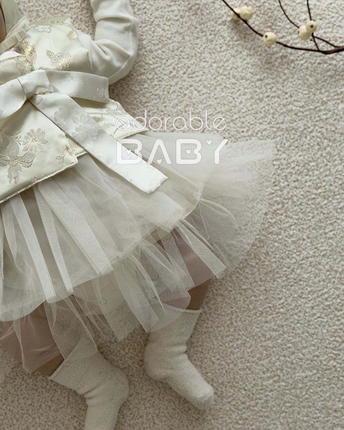 ෆ #gift | adorable_baby_j
고급스러운 금빛물결 비단결한복슈트보넷세트︎︎❤︎
저고리를 벗으면 데일리로 착용가능한
원피스슈트로 입히실 수 있는 활용도 높은 한복이에요
#아기한복 #베이비한복 #아기한복슈트
#아기설빔 #여자아기한복 #남자아기한복
#돌아기한복 #백일아기한복 #설빔 #설빔한복