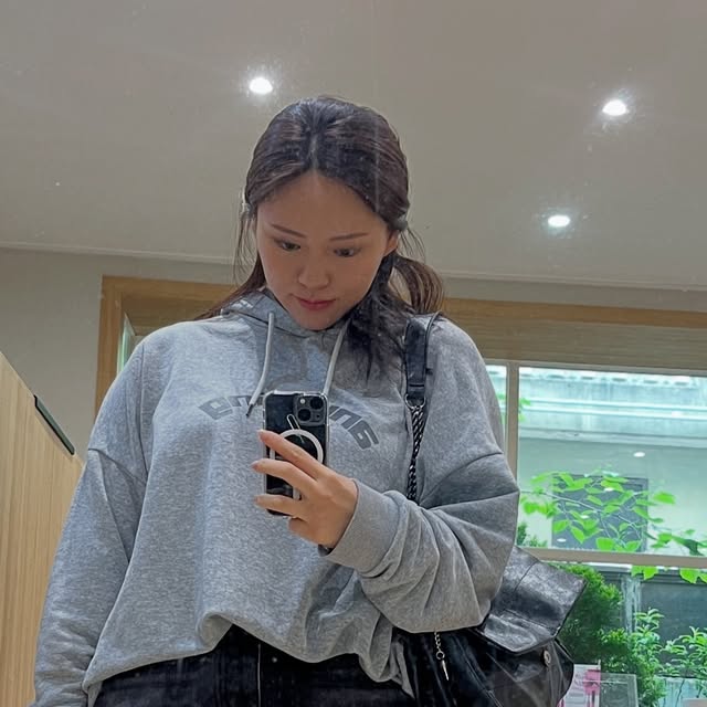 다요터 on Instagram: "#협찬 
스탠다드에러 87-STAN166 빈티지 레인 캣워싱 와이드 데님팬츠 블랙 

허리부터 밑단까지 자연스럽게 떨어지는 와이드한 핏의 데님 팬츠로  터치감이 부드럽고 견고한 내구성의 원단으로 편안한 착용감이 아주 마음에 들어요 !

빈티지한 컬러감과 캣워싱이 포인트가 되는 데님 팬츠로 다양한 스타일링 가능해 완전 추천 good

@standarderror_official 

#스탠다드에러 #STANDARDERROR #남여공용팬츠 #데님 #데님팬츠 #팬츠 #바지 #와이드바지 #워싱팬츠 #와이드팬츠 #데일리룩 #바지추천 #DenimPants #Denim #Pants"