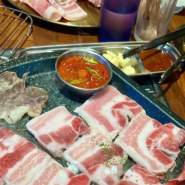 지 현 ᴊɪ ʜʏᴜɴ on Instagram: "#협찬 예전에도 몇번 와봤던 미나리 삼겹살집! 명절 연휴에 갔다왔는데 연휴기간이라 미나리가 없어서 아쉬웠지만 말해모해 고기가 맛있어서 만족 ◡̎ 셀프바