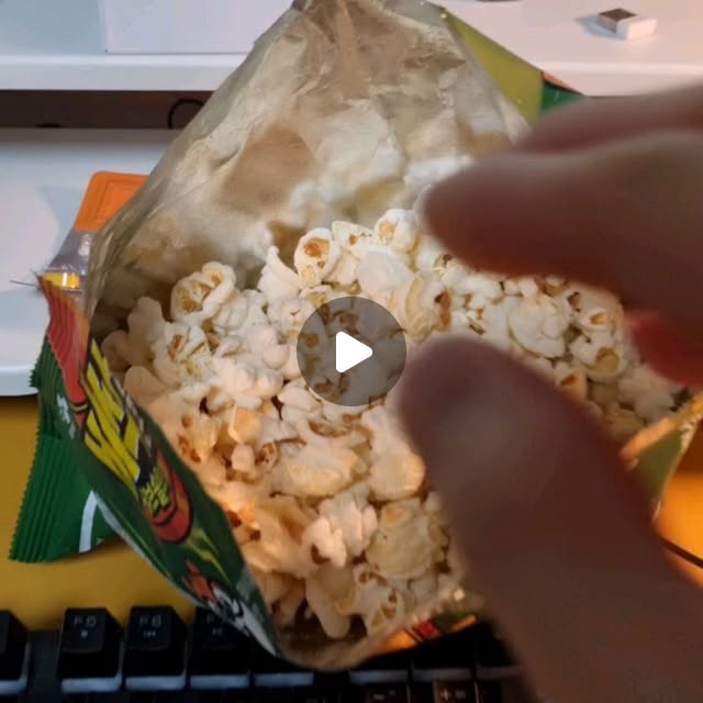생활정보당 on Instagram: "#광고

요즘 간식 뭐 먹을지 고민이라면 이거 진짜 추천…🍿
CJ제일제당에서 스팸 & 백설 허브솔트와 콜라보한 신상 팝콘이 나왔어요!

✔️ 바삭팝콘 스팸맛
짭짤한 스팸 풍미가 팝콘이랑 이렇게 잘 어울릴 줄이야
✔️ 바삭팝콘 허브솔트맛
은은한 허브 향에 깔끔해서 계속 손이 가는 맛이에요

두 가지 맛 모두
✔ 바삭바삭한 팝콘 식감 제대로 살아 있고
✔ 한 봉지 먹으면 은근 포만감도 느껴지고
✔ 아이 간식부터 맥주 안주까지 호불호 없이 즐기기 딱 👍

저는 사무실에서 간단한 간식으로도 먹고,
집에서는 맥주랑 넷플릭스 보면서 안주로 즐겼는데
진짜 순삭…🫶
이 조합은 반칙 아닌가요 😂

신상 팝콘 찾고 있다면 한 번 꼭 드셔보세요!
@cj_basakchip
#팝콘 #CJ #신상 #스팸"