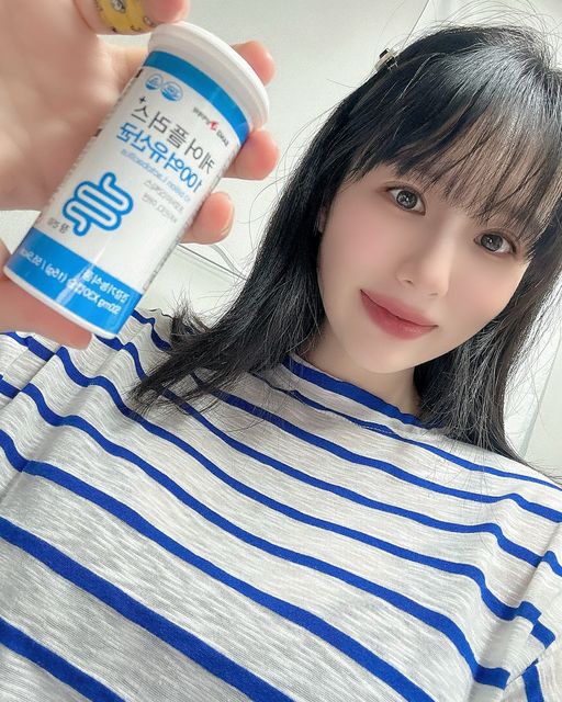 장지니즨 on Instagram: "#광고 [상아제약] 케어플러스 100억 유산균 💙

하루 한 캡슐 ‘장 건강’ 관리 활기찬 생활! [상아제약] 케어플러스 100억 유산균이에요:)

1캡슐에 꽉 채운 보장 균수 100억으로 유산균 증식 및 유해균 억제에 도움을 주어요~
또한 장 건강에 도움을 주어 배변활동을 원활하게 해 주는 유산균!!

비타민D 1일 영양성분 기준치 충족까지 할 수 있으니, [상아제약] 케어플러스 100억 유산균 꼭 챙겨보세요🙌🏻
-
-
-
-
💙프로바이오틱스 2500억 투입!
💙보장균 수 100억 (고함량)
💙비타민D 하루 영양성분 기준치 100% 함유 (10ug 함유) 
💙정상적인 면역 기능에 필요한 아연 8.5mg 함유
-
-
-
-
#협찬 #상아제약#케어플러스100억유산균#유산균추천#장건강#직장인유산균#프로바이오틱스 #여행준비물#selfie #i #like #in #instalike #instagram #f #fowl_waterfowl #follow4like #followｍe #f4 #いいね返し"