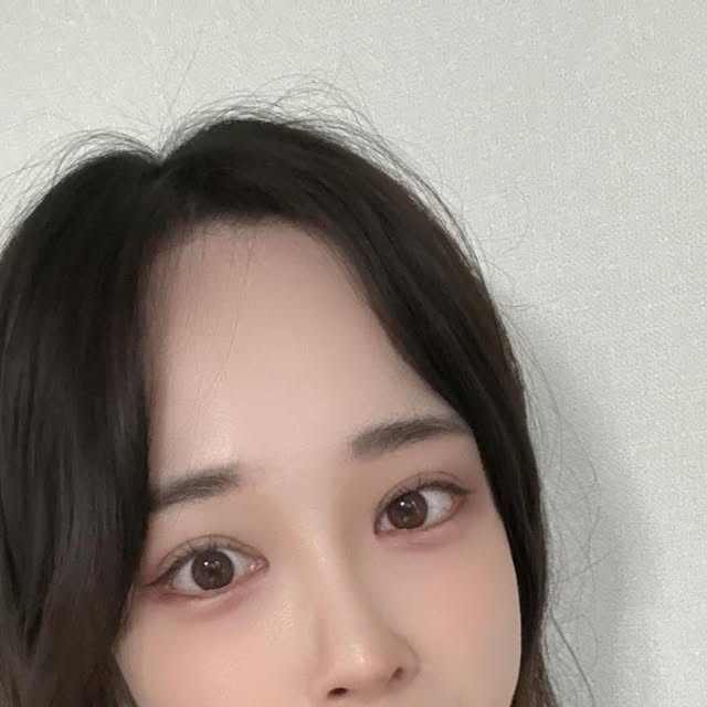 DA YEONG on Instagram: "#광고 
꽃보라1924 브러쉬라이너는 5배 업그레이드 된 지속력으로 생잉크의 또렷한 발색이 가능하고 3중 슈퍼 워터프루프로 3중 철벽 푸르프로 번짐없이 말끔하게 유지가 가능합니다!
0.15mm 슬림 브러쉬로 자유로운 드로잉이 가능한 0.15mm 극세모 브러쉬이고 얇은 피부를 생각한 소프트 라이너라 완전 섬세한 화장이 가능해요 🥨
✔️구매처 http://kkotvora.com
.
.
#꽃보라1924#비건화장품#눈화장#아이메이크업#리퀴드아이라이너#붓펜아이라이너#워터프루프#지속력"