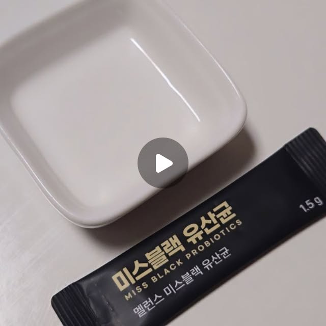 성해니 on Instagram: "#광고 미스블랙 프로바이오틱스✨️ 

방송에도 소개된 여성 새치 전용 유산균, 미스블랙 프로바이오틱스에요😊 

4주 이상 먹어본 분들이 왜 계속 찾는지, 2025 대한민국 브랜드 선호도 1위와 누적 리뷰 1천건, 누적 판매량 50만개를 보면 알 수 있을 것 같았는데요🫢 

프로바이오틱스 50억 CFU 함유 및 균형 잡힌 일상 케어 포뮬러로 줄어드는 자신감을 채울 수 있는 제품이기도 해요👍 

현직 약사와 한의사가 직접 연구 개발해 안심아고 꾸준히 챙겨먹을 수 있었는데요💕 

하수오 분말, 호박씨 추출물, 구기자추출분말, 비타민B와 C들이 멜라밸러스 코어블랙의 핵심원료에 포함되어 새치 관리에 도움을 준다는 사실‼️ 

저도 엄마에게 선물해드렸는데 완전 좋아하시더라구요🎶 

남들의 시선이 두렵거나 자신감이 떨어지는 5060 여성분들 중 풍성한 자신감이 필요하시다면 추천드려요🎁"