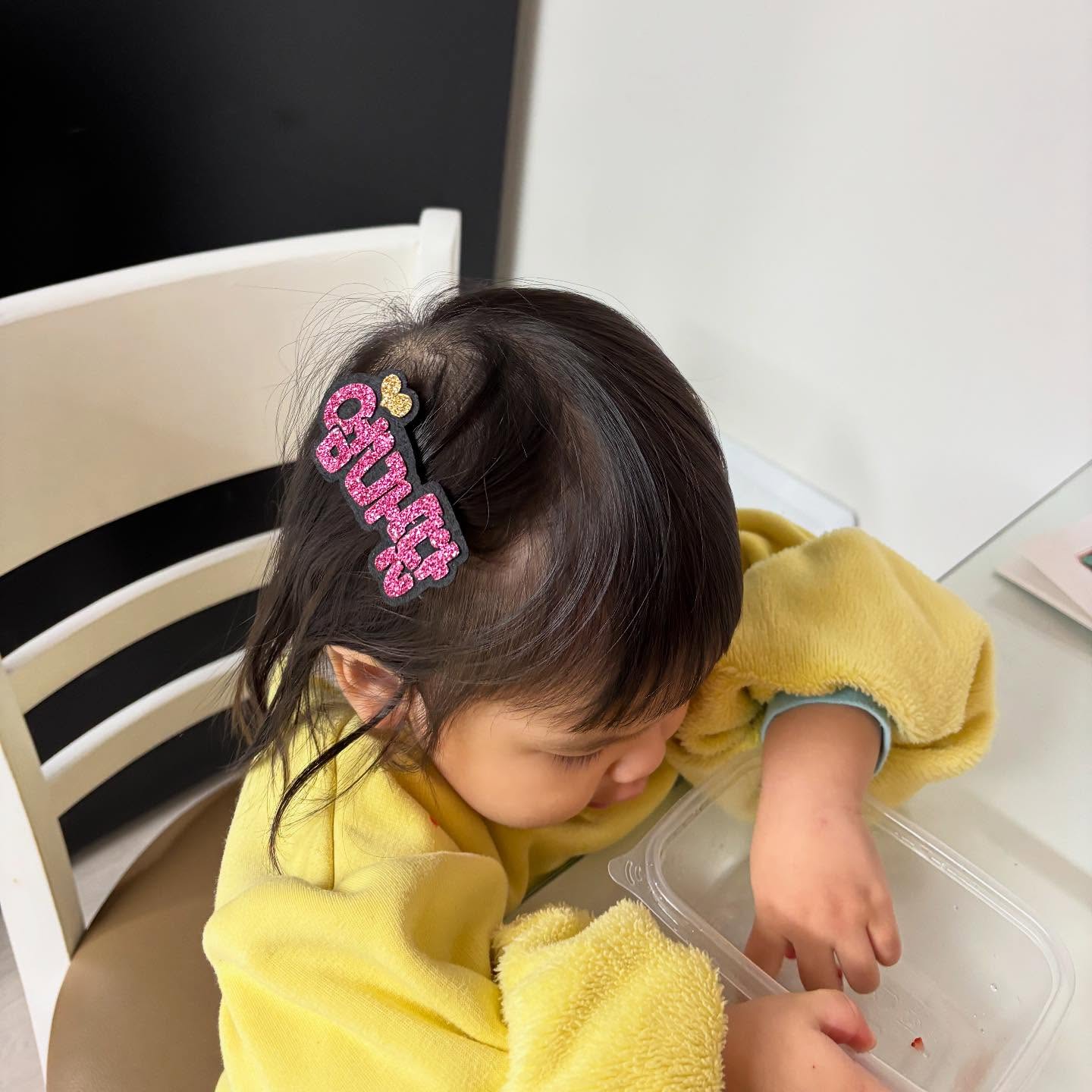 사진첩 보다가 발견,
너무 이쁘고 소중한 우리 공주 
애미는 오늘 감성 폭발
몇 글자 끄적여 본다
아픈 게 다 내탓 같고
너무 부족한 엄마라서 아플 때마다 
미안해 죽을 맛이다 
하루하루 커가는 모습 보면 언제 이렇게 컷나
싶다가도 아프면 죄책감부터 드는 ,,,,
잘 하고 있는 게 맞는지 
내 욕심에 리아를 아프게 한 건 아닌지
아프면서 크는 게 맞지만 
너무 자주 아픈 우리 공주 
깊게 돼새겨 본다 
비나이다 비나이다 
아프지 말고 건강하게만 자라다오 
오늘도 크느라 고생했어 사랑해 공주 🤍
#감성폭발_모녀스타그램 #23개월_2일