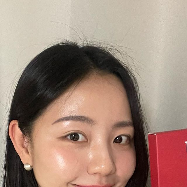 올리브🫒 | 뷰티•라이프스타일•일상 on Instagram: "#광고 #제품협찬

[레티날 에이지 리셋 넥 패치]

목 주름이 신경쓰이는 요즘,
세안 후 가볍게 부착하는 패치

자극적이지 않고 끈적이지 않아
자기 전 목 주름 관리용으로 딱인 듯❣️

✅피부를 구성하는 3대 구성성분 함유로 탄탄한 목 주름 관리 

✅끈적임 없이 부드럽고 촉촉한 피부로 관리

✅목 주름 고민 부위에 더 깊게 스며드는 ‘리포좀’ 공법

✅목 주름 맞춤 원단 & 인체공학적인 디자인 U라인

✅레티놀보다 안정적이고 효과가 높은 **레티날**과 식약처 인정 주름개선 기능성 원료인 **아데노신** 함유

#에셀라이트 #한가인패치 #에셀라이트넥패치 #에셀라이트레티날에이지리셋넥패치 #동안관리 #목주름관리"