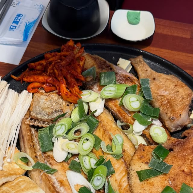 다둥맘💕 on Instagram: "생선구이 맛집👍 여기 사장님 부부 두분 너무 친절하시고 메인이랑 반찬 다 맜있고 가성비 최고~ 직접만드신 손만두도 주시고 밥 다먹고 디저트로 서주아이스크림도
