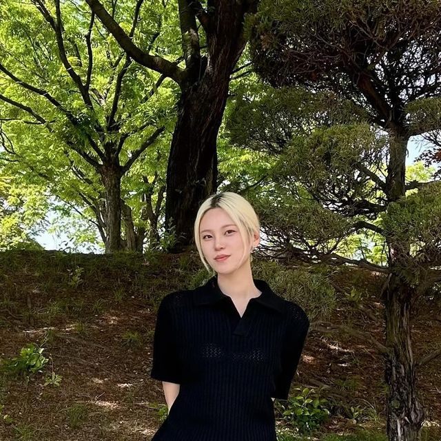 이민서 on Instagram: "#광고 오늘은 어린이날☀️
저도 아직 어린이날로 쳐주나요?
#아이러니포르노 #아이러니포르노화이트라인 #니트 #KNIT #워셔블 #펀칭"