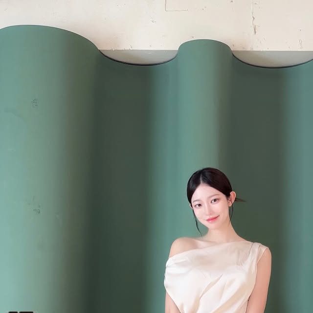 Dear seri ❤︎ 🪶 on Instagram: "#광고 플리티카의 아크백을 들고,,👜
핸들 버클이 3단계로 조정이 가능해서
토트백, 팔에 걸쳐서, 숄더백 스타일로
맬 수 있고 ! 거기에 스트랩으로 크로스백으로도
착용가능하니까 너무 활용적이쟈나 ,, 💃🏻
.
.
.
#플리티카#pleatica#아크백#arcbag#버클백#데일리백#디자이너브랜드가방"