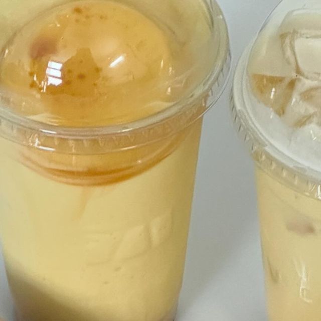 소현 on Instagram: "#광고 @mmthcoffee 🍮🤍

매머드커피의 봄 시즌 메뉴 ! ❤︎

24년도 봄을 맞이하여 매머드커피에서
봄 시즌 메뉴가 출시되었어요 ꔷ̑◡ꔷ̑ 🤍

푸딩이 풍덩 - 🍮
커스터드 푸딩이 통째로 올라간 음료 2종,
그리고 달달한 꿀 우유 크림 도넛 .. 🤍

• 커스터드 푸딩 라떼 
커스터드 푸딩과 번트 카라멜 소스가
조화롭게 어우러진 바닐라향 가득한 푸딩 라떼 🤍

•• 커스터드 푸딩 쉐이크
커스터드 푸딩과 번트 카라멜 소스가 
조화롭게 어우러진 바닐라향 가득한 푸딩 쉐이크 ✨

••• 꿀 우유 크림 도넛
쫀득한 도넛 속을 진한 우유 크림과 바닐라빈,
꿀로 가득 채운 크림 도넛 🍩🤍

샷 추가해서 달달한 커피로 마셔도 좋을 것 같아요 🤍

#푸딩맛집 #푸딩카페 #봄신메뉴 #커스터드푸딩
#푸딩라떼 #매머드커피 #매머드커피디저트"