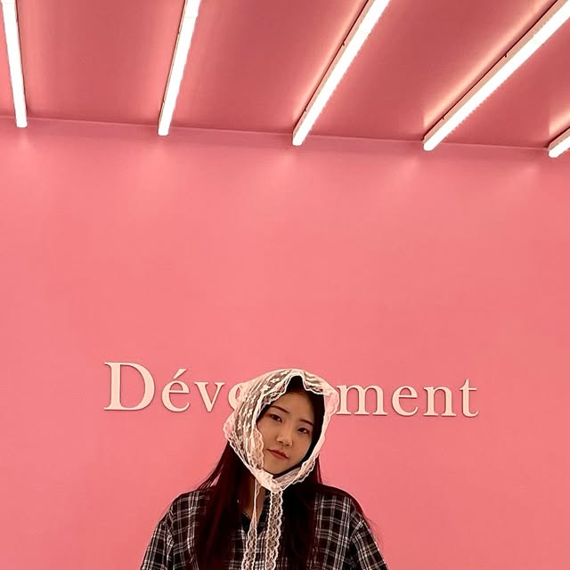 ෆ 수현 ෆ on Instagram: "#협찬 #광고 @standarderror_official 

👉프로필 링크 확인(무신사 스탠다드에러 브랜드숍 패키지)

💁‍♀️87-STAN207 클래식 빈티지 오버핏 반팔 체크 셔츠

 : 그린

 : M⭕️, L

 🪽 오버핏 실루엣으로 제작한 바팔 체크셔츠로 클래식한 체크 패턴과 빈티지한 컬러감으로 트랜디한 무드 연출 

🪽 여유로운 소매 폭 기장과 라운드 밑단 기장으로 여리해보이는 셔츠

🪽 클래식한 카라넥과 뒷면 안쪽으로 접힌 핀턱, 원단과 컬러를 맞춘 단추로 디테일과 깔끔한 무드 유지

#스탠다드에러 #standarderror #남여공용셔츠 #셔츠 #셔츠추천 #반팔셔츠 #오버핏 #체크셔츠 #여름셔츠 #shirt #checkshirt #shortshirt #short_sleevedcheckshirt #dailylook #fashiongram #fashion #패키지 #반팔셔츠패키지 #셔츠패키지"