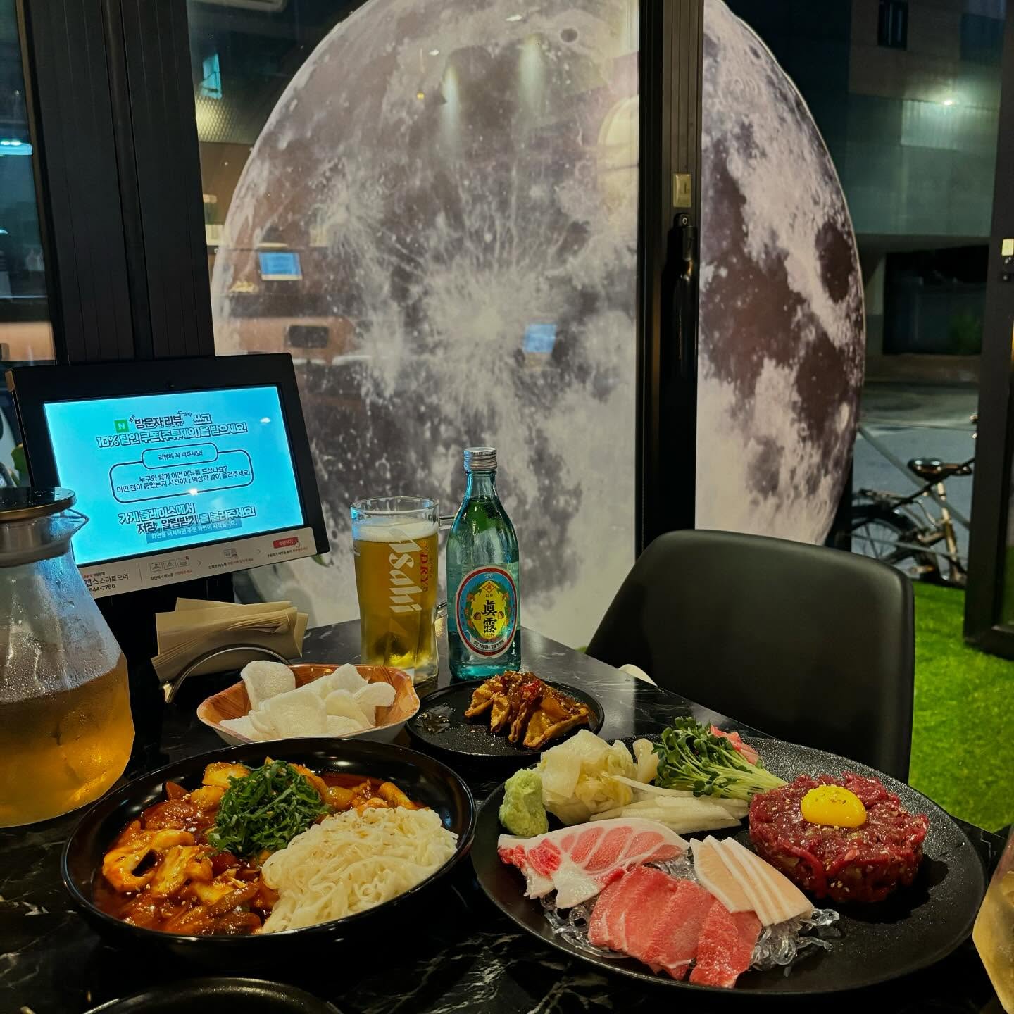 은평구에 조용하고 분위기 있는 술집 ’문폴‘

응암역에서 멀지 않은 곳에 위치해 있으며,
저는 동네 주민이라 한번씩 가는 맛집이랍니다🤍

매장 앞에 3미터 크기의
보름달 포토존에서 사진도 찍고
많이 취하면 저기에 소원빌고
걱정 잊으며 집 가는거에요🤛

육회 참치를 시켰는데 비싼 가다랑어 부위를 딱 내주셨고,
매장에서 직접 만든 각종 소스들로 음식들을 만드시는데
갑오징어 볶음이 감동입니다아ㅠ
탱글한 갑오징어와 감칠맛나는 소스가
소면 계속 흡입하게 만들어서 과음했지 뭐에요😆

이자카야 답게 술의 종류 또한 다양하여
각자 취향에 맞는 술을 마실 수 있어
술을 즐기는 사람에게 추천드립니다🍺🍶
 moonfall_ep_sinsa 
📍서울 은평구 갈현로1길 5-4 1층

마지막은 만취컷😛

#협찬 #응암역술집 #응암역맛집 #배불러 #회사원 #좋반
