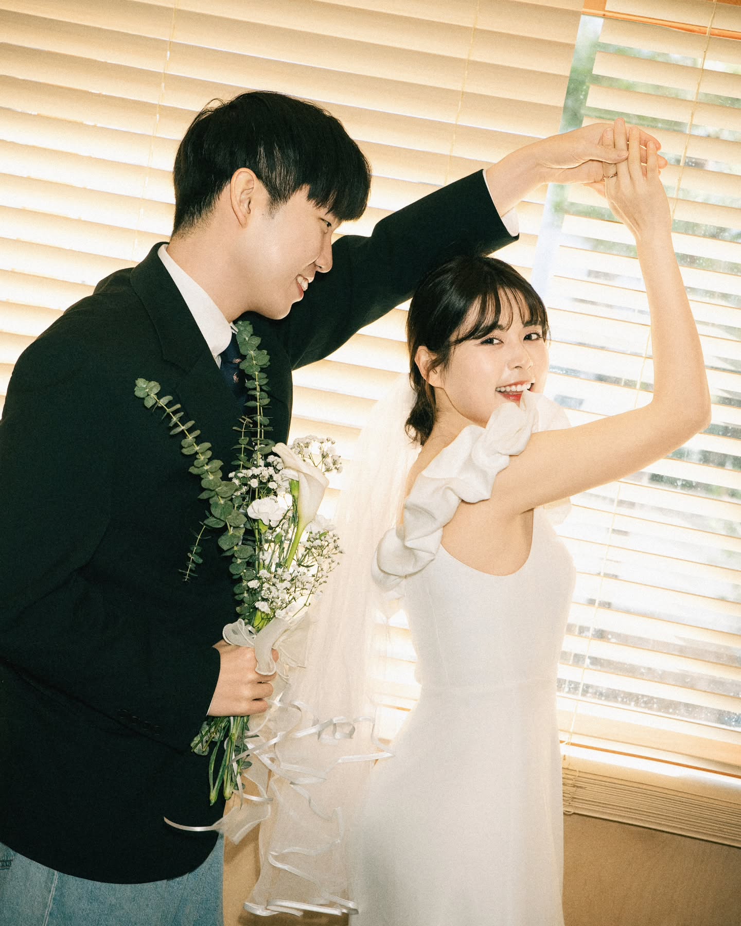 we, day, wedding
앞으로 우리가 얼마나 더 닮아갈지 기대하게 돼

말랑작가님X폴리커플이 드디어 만났습니다😳🍀
너무 좋은 기회로 새해부터 웨딩스냅 기록하고 왔어요🤍
역시 믿고 찍는 말랑 픽이라 그런지 한장한장 다 마음이 들었던..
얼음장처럼 추운날이었지만 작가님이 저희를 바라보는 시선으로 따뜻했던 순간이었어요🩷

올해의 폴리커플도 기대해주실거죠?👀

#커플 #웨딩 #웨딩스냅 #프리랜서모델 #커플모델 #일반인모델 #웨딩스냅촬영 #웨딩스타일링 #셀프웨딩 #서울웨딩 #웨딩사진 #weddingsnap #wedding #weddingphotography