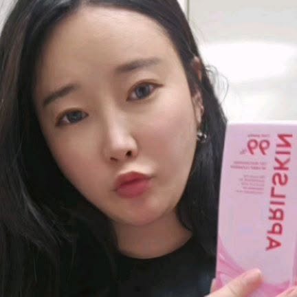 소정 ❣️ on Instagram: "#협찬 블랙헤드와 잡티 흔적까지 잡아 준다는 요즘 너무 핫한 제품‼️ 에이프릴 스킨 나이아신아마이드 딥 클렌저 쫀쫀하게 쭉 늘어나는 제품이 너무 신기했고 착착