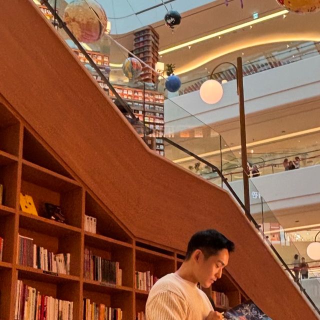 백광렬 on Instagram: ".
@1rony9orno_official 의 오버워싱데님팬츠

자연스럽게 떨어지는 와이드한 핏의 데님 팬츠

부드럽고 탄탄한 원단으로 편안한 착용감

빈티지하고 트렌드디 그 자체 컬러감의 워싱

YKK사의 고급 지퍼 사용으로 스윽 잠기는 아주 편한 자슥
.
.
#광고#스탠다드에러  #STANDARDERROR #남여공용팬츠 #데님 #데님팬츠 #팬츠 #바지 #와이드바지 #워싱팬츠 #와이드팬츠 #데일리룩 #바지추천  #카고팬츠 #DenimPants #Denim #Pant"