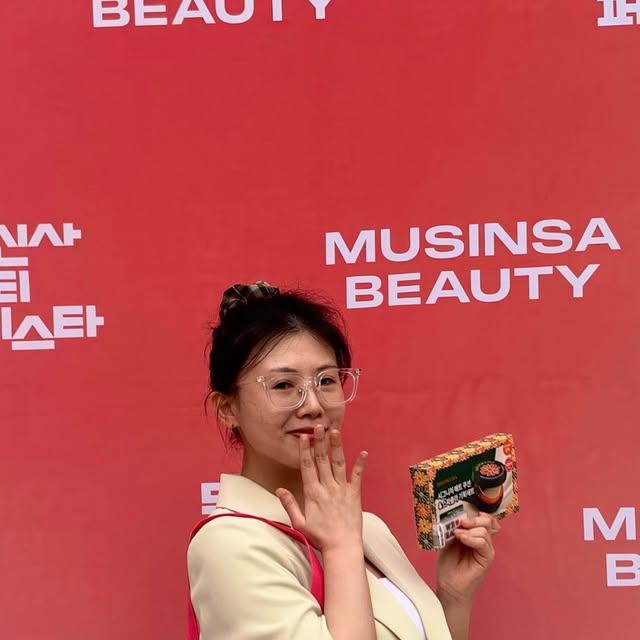 최정원 on Instagram: "#광고 @brookesia_official @musinsa_beauty 

5/16(금) 내일부터 2025 무신사 뷰티 페스타에서 <브루케시아 X 무신사 야드 팝업스토어>가 시작됩니다❤️💚

평소 눈여겨보고 있던 브랜드인데 저는 여러분께 소개드리기 위해 초청받아 좋은 기회로 미리 다녀왔습니다👀

📍장소 ：무신사 스퀘어 성수4(서울 성동구 성수이로 20길 12 1층)
📍팝업 정식 일정 : 5/16(금)~5/18(일)

팝업 스토어 내부 분위기는 뷰티 축제답게 역시나 뜨거웠습니다🔥<오직 무신사 뷰티존>의 “무신사뷰티추구미 테스트”에 함께 참여하시면서 구경하는 걸 추천 !

브루케시아 X 무신사 한정 단독 기획 세트는 오직 무신사 뷰티에서만 만나볼 수 있어 특별했는데요✨

💚매트 쿠션+시그니처 스파츌라 기획 세트 36,900원👉🏻22,140원

완벽함이 아닌 유일함으로 빛나는 순간 ‘스킨 인핸서 메이크업 브랜드’ 브루케시아 제품을 무려 40% 할인된 역대급 혜택가로 만나보세요☺️

#브루케시아 #brookesia #무신사 #무신사뷰티 #무신사뷰티페스타 #무뷰페 #성수팝업 #팝업스토어"