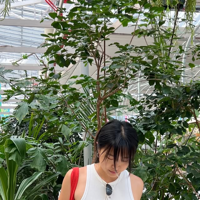 신유 SHIN U on Instagram: "#standarderror #협찬 
하와이 여행🌺
….을 꿈꾸며 여의도 나들이 갔습니더

백화점 안이라 으슬으슬해서 @standarderror_official 의 빈티지 팜트리 오버핏 긴팔 체크 셔츠를 입어줬습니다

빈티지 컬러감이 은근 하와이무드랑 잘 맞더라구요😆

#스탠다드에러  #STANDARDERROR #남여공용셔츠 #셔츠 #셔츠추천 #긴팔셔츠 #오버핏 #체크셔츠 #간절기셔츠 #Shirt  #CheckShirt  #Long-Sleeved Check Shirt #빈티지셔츠 #패키지 #1+1패키지"
