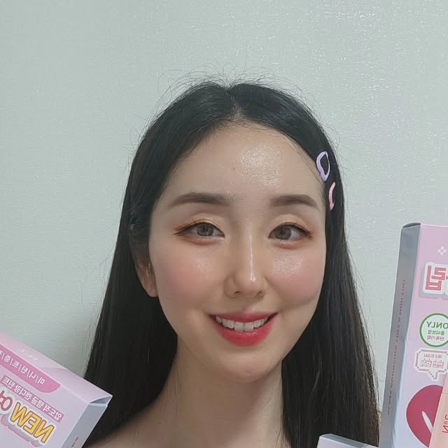 Kelly 🎀  유리 on Instagram: "#광고
✅️투에이엔

이번에 올리브영 투에이엔 추천템으로
메이크업을 해봤는데 어떤가요?💓
너무 다 좋아서 얼른 소개해드리고 싶어요

👉롱웨어링 파운데이션 미니
크기도 미니 해서 파우치에 쏙 들어가고
하루 종일 들뜨지 않고 피부 표현이 깔끔하게 
유지되니까 너무 좋아서 더 쟁일려구요

👉컬러플레이 듀얼라이너
5가지 컬러 다 너무 예쁘고 특히 애교살 메이크업에 찰떡이예요
제 원픽은 허니피치💓
부드럽게 라인이 잘 그려지고 지속력도
좋으니까 무조건 구매 강추!

👉글레이즈 바운싱 틴트
14가지 색상이라서 원하시는대로 초이스
가능하고 촉촉하면서도 플럼핑 효과가 있어서
탱글탱글한 립을 만들수가 있더라구요
색상도 은은하고 고급진 컬러라 다 예뻐요

👉베러미 아이팔레트
쿨톤 느낌이라서 사랑스러운 메이크업이
가능하고 발색과 지속력도 넘 넘 예뻐서 추천

👉듀얼 치크
2가지 색상이 함께 들어있는 블러셔로 
얼굴 윤곽과 혈색을 담당하는 필수템이예요

왜 올영 추첸템인지 알겠네요👍👍

데일리 메이크업 필수템인 투에이엔제품
올리브영 가시면 꼭 눈여겨봐주세요
강추드려요💓

#광고#올영픽#올리브영추천템#올영필수템#러브버블컬렉션#롱웨어링파운데이션미니#컬러플레이듀얼라이너"