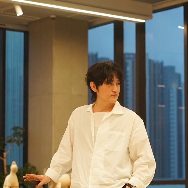 @kkoominam on Instagram: "#광고 이거 좀 #발호강템 인듯
발에 착 감기는 착화감으로 여행길처럼 많이 걷는 날에도 가볍고 편함
심플 세련미가 있는 디자인에 그레이, 브라운, 블랙, 블루, 아이보리 뉴트럴 컬러 라인업으로 포멀부터 비즈니스 캐주얼은 물론 출근룩 데이트 코디 코디 쉬움 여친, 아내와 맞춰 신기에도 좋으니 커플템도 괜츈! 참고로 공식몰 구매하면 사이즈 교환도 무료라 온라인으로 구매해도 별로 부담 없을 듯
✴구매는 여기로 https://lemouton.co.kr/product/detail.html?product_no=277&cate_no=153&display_group=1

#운동화코디 #남자신발추천 #르무통신발 #르무통 #르무통 #업 #발편한운동화 #데일리슈즈 #메리노울스니커즈 #남자여행룩 #커플템추천"