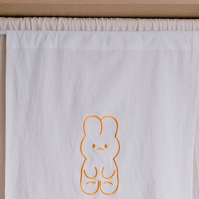 Yuhwanine on Instagram: "#광고 @dotdot_offcl

봄기분 내려고 준비한 #가리개커튼

dotdot 닷닷 빅래빗 자수 가림막 커튼은
일반적인 인쇄 방식이 아닌 정교한 기계 자수로 사랑스러운 토끼 캐릭터를 새겨 넣은 #가림막커튼

커튼 속 토끼 자수 입체감! 👍
베란다 문쪽에 딱이라 달았는데~
어디로 옮겨볼까나? 하고 안방 문에 추가로
달았더니 봄봄하니 너무 이쁜데~

얇지 않고 탄탄한 원단의 질감에~
부드러운 터치감까지 맘에 쏙!
#빅래빗커튼 핑크 토끼로~
하나 더 데려와야지~
.
.
.
.
.
#홈데코 #인테리어소품 #커튼스타일링 #가림막추천 #셀프인테리어 #감성인테리어  #닷닷커튼"