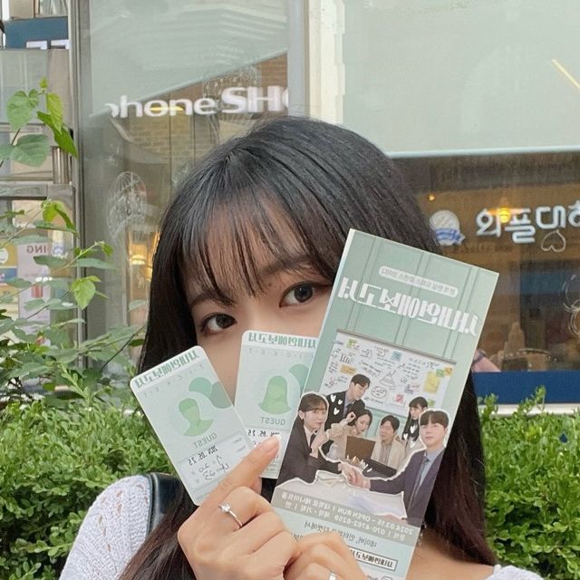 미란 | Luna on Instagram: "#광고 혜화역에서 하는 재밌는 연극 하나 추천해줄게🙈

혼자 가도! 친구랑 가도! 연인이랑 가도! 재밌게 볼 수 있는 로맨스 코디미 장르의 <사내연애보고서> 연극을 보고왔어요! 
회사에서 있을만한 현실고증과 감동 눈물 연기에 비밀사내연애까지 계속 웃으며 봐서 지루할 틈이 없었던 연극🌱
처음보는 연극을 <사내연애보고서>로 봐서 정말 다행일 정도로 연기도 잘하시고 관객이랑 소통하며 재미를 줘서 즐거운 시간을 보내고 왔어요 :) 시간나면 꼭 보러가기🤙🏻

@office_love_ko 
#광고 #협찬 #혜화연극 #혜화역연극 #사내연애보고서 #대학로연극 #연극추천 #연극후기 #공연추천 #공연후기 #연극 #서울 #서울연극 #서울연극추천 #소통 #후기 #디엠 #댓글 #맞팔선팔 #맞팔해요 #맞팔선팔 #좋아요 #좋아요반사 #좋반 #데이트 #데이트코스 #데이트추천 #이색데이트 #이색데이트추천"