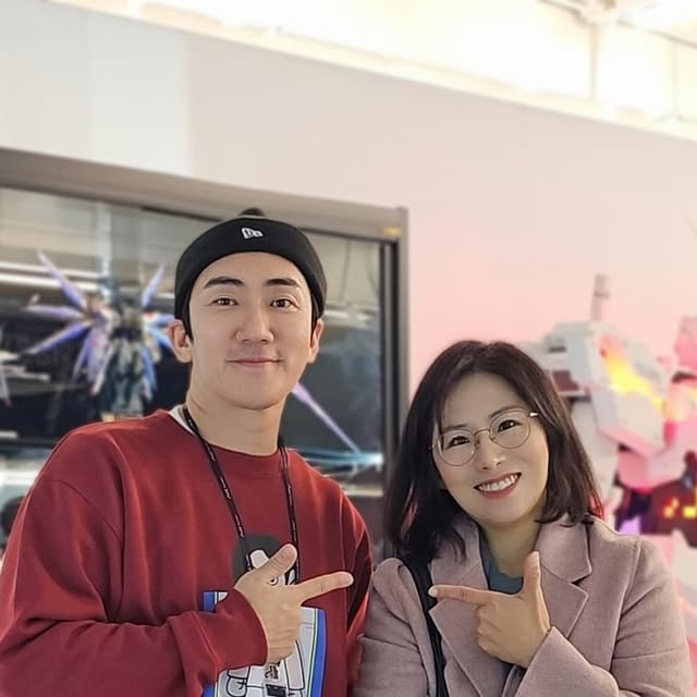 유나마망 on Instagram: "#광고 

피규어 천국에 다녀온 날 ~! 
어제 금요일 AK플라자 수원점에 이상훈TV 토이뮤지엄 
오픈소식에 다녀왔는데요.

수원 AK플라자 토이뮤지엄 전시회는 
후니버설스튜디오 전국 최초 전시 팝업으로 
이상훈 TV 유튜브에서 오픈한다는 소식을 듣고 오픈런해봤어요.

220평 규모에 피규어 수가 역대급이라 
감탄사 연발하게 했던 곳!!!

사진에 다 담기도 힘들 정도인데다 어린 시절 추억까지 일깨워주는 피규어들도 많아서 반갑더라구요.

피규어별 전시공간으로 구성되어 있고 
하나 하나씩 살펴보기에도 좋은 공간 구성! 

레고, 액션피규어, 스태츄, 프라모델, 마블, DC, 트랜스포머,스타워즈 그리고 자동차 IT기기 등 
희귀 피규어들까지 다양한 피규어들이 가득했답니다.

오픈런 하길 잘했다 싶은 게 개그맨 이상훈님도 만났어요 ~!
함께 사진도 찍고 인터뷰 하시는 모습도 보고 
더더 기억에 남을 전시회였답니다. 

☆이상훈 TV 토이뮤지엄☆
전시장소:  AK플라자 수원점 5F
전시기간 : 2024 .12 .13(금) ~ 2025. 02. 20(목)
관람시간 :
 월요일~목요일 10:30~20:00 (입장마감19:00)
 금요일~일요일 10:30~20:30 (입장마감19:30)
 공휴일 10:30~20:30 (입장마감19:30)
( AK플라자 수원점 휴무 시 휴관)

~12월 19일까지 티겟 구매 시 
얼리버드 1인권 20% 할인 :15,000원 → 12,000원

@huniversals_toymuseum
#토이뮤지엄 #이상훈tv #후니버설스튜디오 #피규어 #피규어스타그램 #피규어박물관 #12월전시 #12월데이트 #수원데이트"