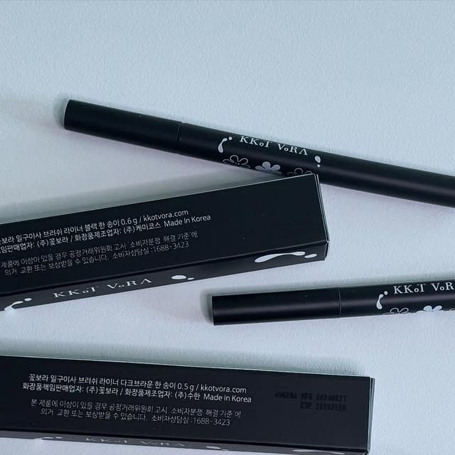 이다영 on Instagram: "#광고

-  번짐 없는 선명함, 꽃잎처럼 가볍게 

 “한 번의 터치로 완성되는 선명한 눈빛,
 #꽃보라1924 아이라이너 🌸”

,
,
,

• 얇고 섬세한 표현까지 쉽고 빠르게 가능해요!!🫨

• 색상도 세가지 색상으로 골라서 쓸 수 있어요 🙌🏻

• 발색이 선명하고 쉽게 지워지거나 번지지 않아요❣️

,

3가지 색상
- black
- brown
- dark brown

,
,
,
,

#꽃보라1924 #뷰티템 #뷰티템추천 #추천 #아이라이너추천 #비건화장품 #눈화장 #아이메이크업 #메이크업 #데일리메이크업 #데일리 #셀프메이크업 #셀프아이라이너 #리퀴드 #리퀴드아이라이너 #붓펜아이라이너 #아이라이너 #워터프루프 #지속력 #무너짐 #제로 #zero #makeup #eyeline #eyeliner #selfmakeup #selfmakeup❤️"
