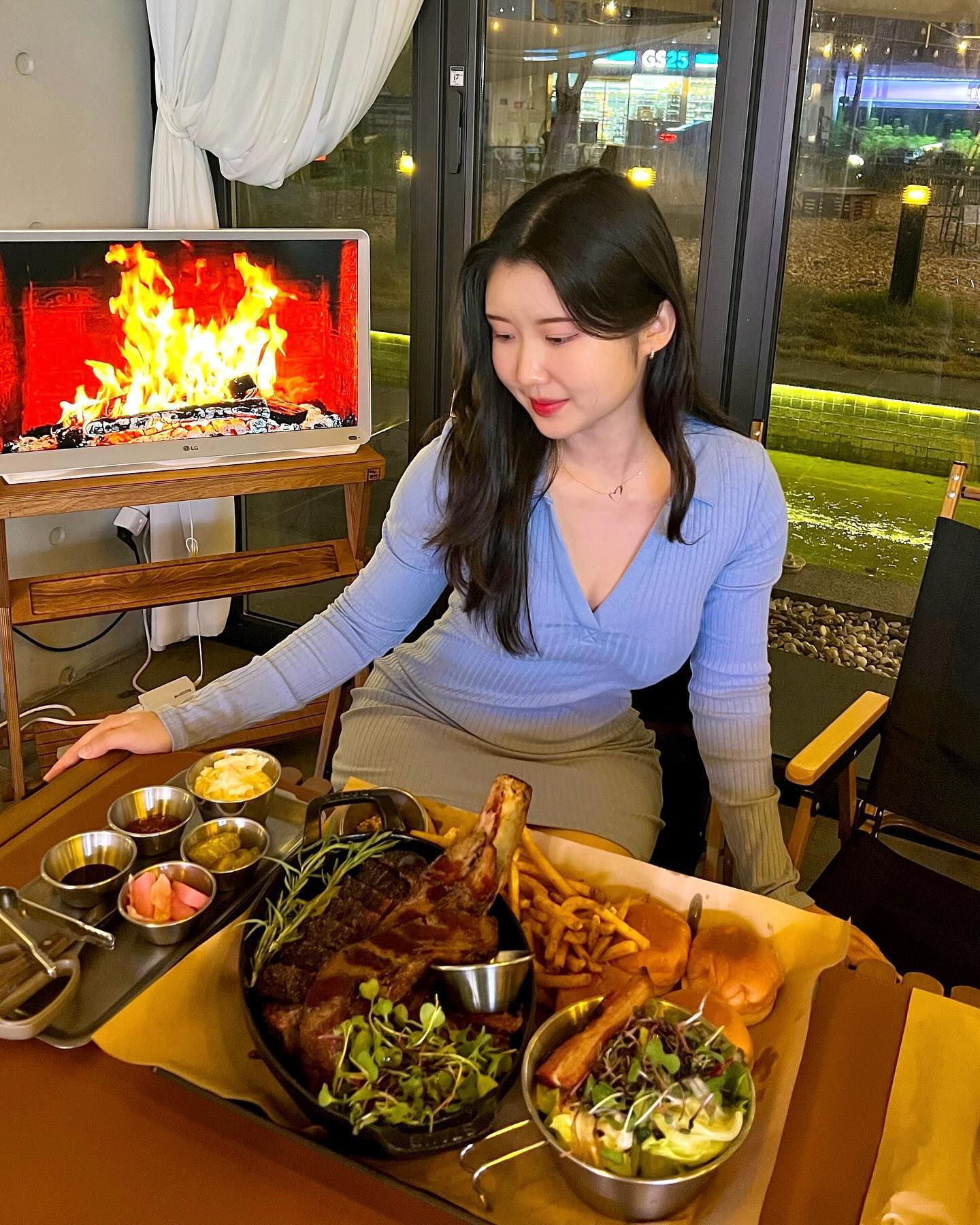 #협찬 lalagarden_pub  전주 라라가든 

전주에 위치한 캠핑 분위기 식당 라라가든이에요! 

처음 들어 갔을때 인테리어가 캠핑 용품들로 꾸며져 있어서 너무 신기 했어요👀 진짜 캠핑 하는 기분☺️

저는 메뉴중에 비프 라라 플래터를 주문 했어요! 
비프 라라 플래터는 👉 비프립(고기 중량 200g), 브리스킷(200g), 풀드포크(100g), 수제 베이컨, 샐러드, 감자튀김, 모닝빵 이렇게 세트로 나오는데 양이 엄청 많았어요! 

바베큐가 너무 부드럽고 느끼하지 않고 맛있더라고요❣️
저는 특히 모닝빵에 코울슬로 고기랑 올려서 버거 처럼 먹는게 너무 좋았어요👍
그리고 라라가든은 한강 라면도 준비 되어 있었어요! 
먹고 싶었지만 저는 너무 배불러서 못 먹은게 아쉬웠어요 ㅠㅠ

사장님이랑 직원분도 다 너무 친절 하시고 저녁에는 조명을 잔잔하게 트니까 진짜 힐링 하는 기분 이었어요! 

가족들이나 연인끼리 친구들이랑 특별한 날에 방문 해서 대화하면서 먹기 너무 좋을거 같았어요😊

밖으로 나오면 불도 피우고 의자랑 준비 되어 있어서 불멍하기 좋았어요🥰 

여러분도 라라가든 방문해서 힐링 하고 가세요🤍

📍전북 전주시 덕진구 초포다리로 51 1층, 라라가든
🚗주차 가능⭕️

#라라가든 #전주라라가든 #전주바베큐 #전주캠핑 #전주맛집 #전주데이트 #전주데이트코스 #전주 #맛집추천 #전주현지인맛집 #전주분위기맛집 #리뷰노트 #체험단 #주말 #일상소통