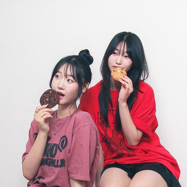 수정 on Instagram: "#광고 #우정사진 

@ourstudio_today 노원점 📸
무인으로 운영되는 곳인데도 따라하기 쉬운 촬영 가이드가 비치되어 있어서 지유롭게 촬영하기에 좋았습니다😚
원본 파일 전체가 무료로 제공되고 인화도 가능해요!
+ 다양한 사진 색감🫧 
-부드러운 클래식 / 포근한 파스텔 / 화사한 비비드 / 우아한 흑백 / 따뜻한 베이지

#06 #06년생 #오늘우리사진관 #오늘우리사진관노원 #오늘우리사진관노원도봉 #셀프사진관 #노원셀프사진관 #셀프프로필사진 #셀프가족사진 #노원사진관 #추억"