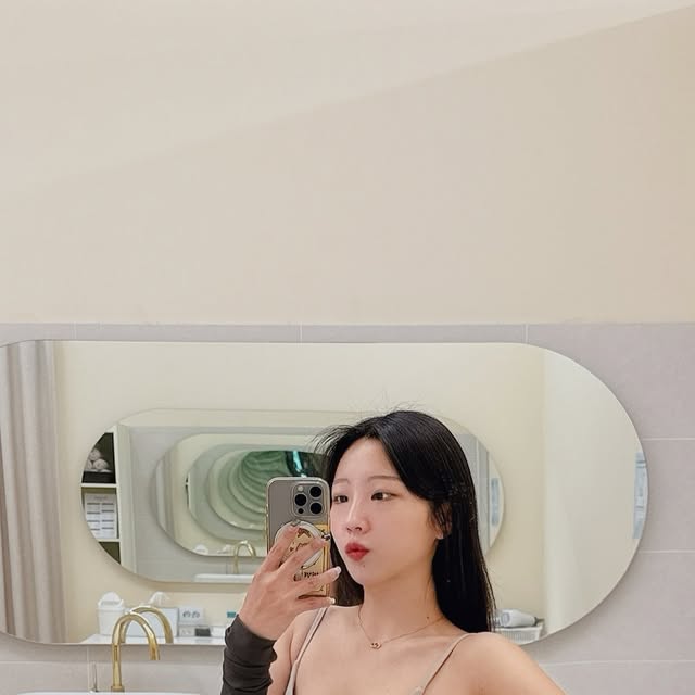 나 시은이야 on Instagram‎: "#협찬 연휴 잘 보내고 계신가요? 어른이는 선물 대신 관리를 받아.. 🙂‍↕️

피부가 원하는 자극만을 선사하여 ‘피부 전달 타이밍’을 연구하는
고기능성 더마 스킨케어 브랜드 @hycl_official 
하이클 환생필 코스로 에스테틱 케어 제대로 받고 왔어요! (•̀ᴗ•́)
و̑̑

✔️ BHA 딥포어 젤 클렌저
피지‧각질 정리 + 촉촉 마무리!
여드름 가능성 피부도 자극 없이 사용 가능해요.

✔️ BHA 딥포어 미니마이징 토너
모공 타이트닝에 탁월한 미알갈리 토너예요.
피지 조절도 확실하게! (•̀ㅂ•́)و

✔️ 히알판테틴 플럼핑 크림
수분 20겹 쌓는 느낌!
건조할 틈 없이 탱탱하게 유지돼요♪

✔️ LHA 톤앤글로우 소프트닝세럼 
고농축 보습 + 윤기 마무리*초반 따끔한 느낌이 효과만점!

환생필 코스는 한정 프로모션이라 아쉬운만큼 
현재도 홈케어로 꾸준히 쓰는 중인데,
집에서도 에스테틱 받은 듯 피부결이 달라졌어요! ✧

#하이클 #환생필코스 #피부관리 #여드름클렌저 #모공토너
#수분폭탄크림 #홈에스테틱 #광채피부 #스킨케어루틴"‎