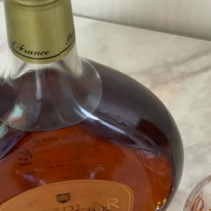 윤져니 on Instagram: "#광고 🥃 여름엔 역시 얼음 + 온더락의 묘미! 팽이글라스 온더락잔으로 즐겨보세요🔥
요즘 저의 여름 저녁 루틴은 얼음 가득 담은 팽이글라스 온더락잔에 시원한 위스키 한 잔🍸
그런데 이 잔, 단순히 예쁜 게 끝이 아니에요!
무려! 팽이처럼 빙글빙글 돌아가는 재미까지 있어서 술 마시는 시간이 더 특별하게 느껴진답니다🌀

📌 특히 지금은 1+1 이벤트 중이라 이 가격에 이런 퀄리티?! 하고 두 번 놀라요!
두 개를 하나 가격에 득템할 수 있는 찬스니까, 친구랑 커플템으로도 추천하고 싶어요🎁

그리고 생각보다 잔이 묵직해서 그립감도 훌륭해요. 가벼운 잔들과는 다르게 손에 착 감기는 묵직한 느낌이 고급스러움을 더해줘요. 위스키, 하이볼, 콜라까지 어떤 음료를 마셔도 만족감이 확 올라가는 느낌!💎

🥃 더 대박인 건, 1만 원대 이상 고급 오크 스틱이 증정으로 온다는 사실! 위스키에 넣으면 은은한 풍미와 향이 더해져서, 그냥 마실 때와는 또 다른 깊이를 느낄 수 있어요. 이건 진짜 위스키 러버라면 무조건 만족할 퀄리티🌲

🧊 여름밤 시원하게, 스타일 있게 마시고 싶다면
✔ 돌리는 재미
✔ 묵직한 그립감
✔ 고급스러운 오크스틱
✔ 그리고 지금은 1+1!

팽이글라스 온더락잔으로 제대로 즐겨보세요🍹 #팽이글라스 #온더락잔"
