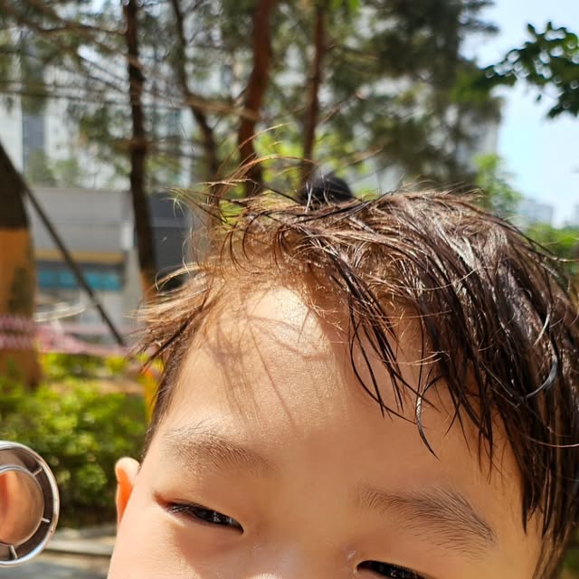 Su; Livin In 🇰🇷, From 🌍 on Instagram: "#광고
물놀이 갈 때도, 캠핑 갈 때도, 출퇴근길에도 필수템‼️
요즘 제 인생템이 되어버린 #SMIRIA선풍기 소개할게요 💨💙

처음엔 그냥 귀엽고 작은 선풍기겠지~ 하고 샀는데, 와... 이건 그 이상이에요!
특히 무선냉각기능이 들어 있어서 선풍기 바람이 그냥 시원한 게 아니라,
차갑고 상쾌한 냉기가 느껴져요❄️ 진짜 여름 더위에 제격이에요!!

🔋 충전식이라서 선이 없어도 OK!
가방에 쏙 들어가는 #휴대용선풍기 사이즈라서 들고 다니기 너무 편하고,
책상 위에 두고 써도 예쁘고 실용적이에요 ✨
캠핑 갈 때 텐트 안에 놓으면 밤새 시원하게 잘 수 있어요 🏕️

💡 제가 좋았던 포인트 몇 가지!
✔️ 냉각판 탑재로 더 시원한 냉풍
✔️ 초경량이라 손목에 부담 없음
✔️ #미니휴대용선풍기 중에서 디자인도 최고!
✔️ 여러 단 풍량 조절 가능!

요즘 #캠핑용선풍기 찾으시는 분들, #선풍기추천 해달라는 친구들한테 꼭 추천하고 있어요!
비싼 제품들보다 훨씬 실용적이고 성능 짱짱해요💯

📌 특히 여름 축제, 나들이, 여행 계획 중이라면 무조건 강추!!!
이제 땀 뻘뻘 흘리지 말고 #SMIRIA랑 함께 시원한 여름 보내세요💨💙

#손선풍기 #냉각선풍기 #충전식선풍기 #무선냉각선풍기 #여름필수템 #미니선풍기 #가성비갑 #휴대용선풍기추천 #핸디선풍기 🌬️💙"