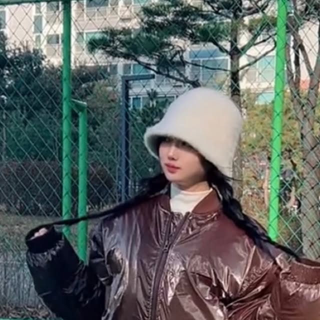 김현 on Instagram: "오버핏의 글로시한 MA-1 패딩 🤍
투웨이 지퍼로 핏 조절이 가능해서
무드에 따라 다양한 연출이 가능해요!
여유로운 실루엣이라 활동성도 좋고,
사이드 포켓 + 내부 포켓까지 수납력도 탄탄!=͟͟͞͞➳❥
베이직한 디자인이라 데일리로 어디에나 매치하기 좋아서
이번 겨울 교복템으로 딱이에요!(〃´𓎟`〃)

#광고#Padding #패딩추천#데일리룩#아우터헤비아우터오버핏글로시패딩패딩점퍼패딩남여공용패딩IRONYPORNOWHITELINE아이러니포르노화이트라인"