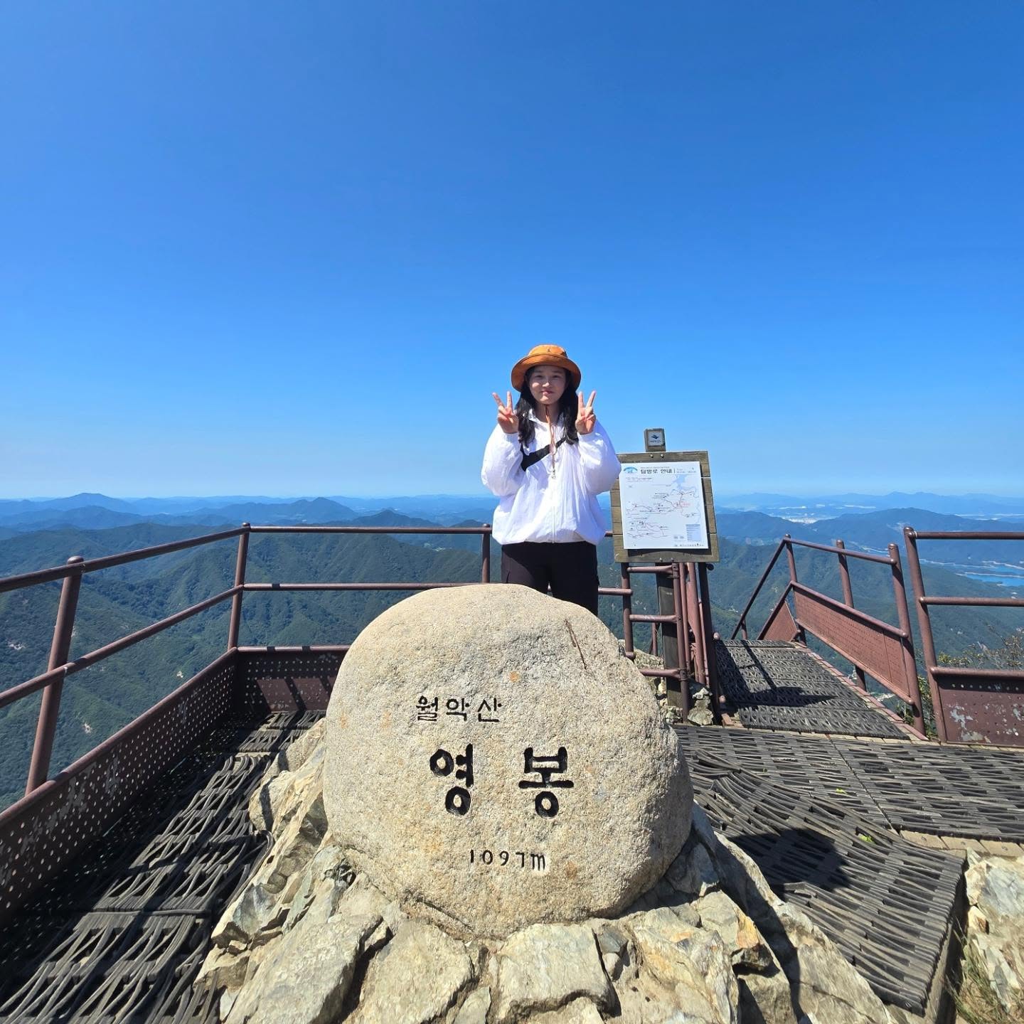 9월 4일 월악산 첫 산행⛰️
10년 묵은 등산화 밑창 떨어진 채로 하산🥲
다음엔 더 만반의 준비를 기해야지😂
#월악산 #영봉 #블랙야크100대명산